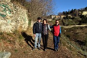 23 In via del Rione con vista sul Monte Bastia